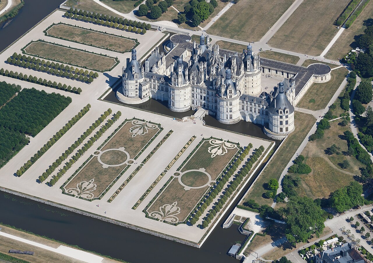 Vue aérienne du château de Chambord et de ses jardins