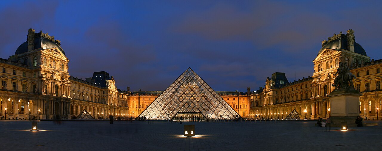 Pyramide du Louvre éclairée, cour Napoléon à Paris