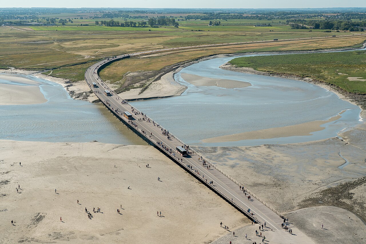 Le Mont Saint-Michel et son pont dans la baie