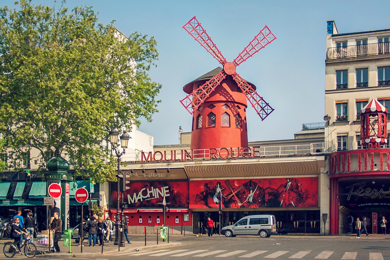 Façade du Moulin Rouge sur le boulevard de Clichy à Paris