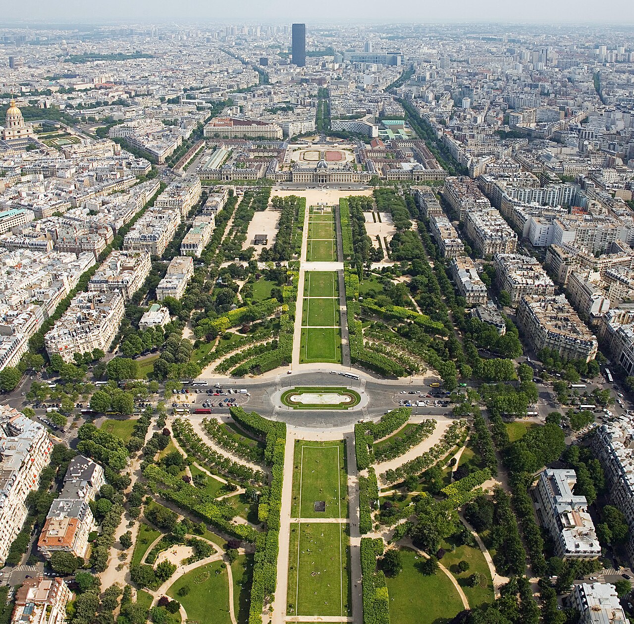La tour Eiffel vue depuis le Champ-de-Mars