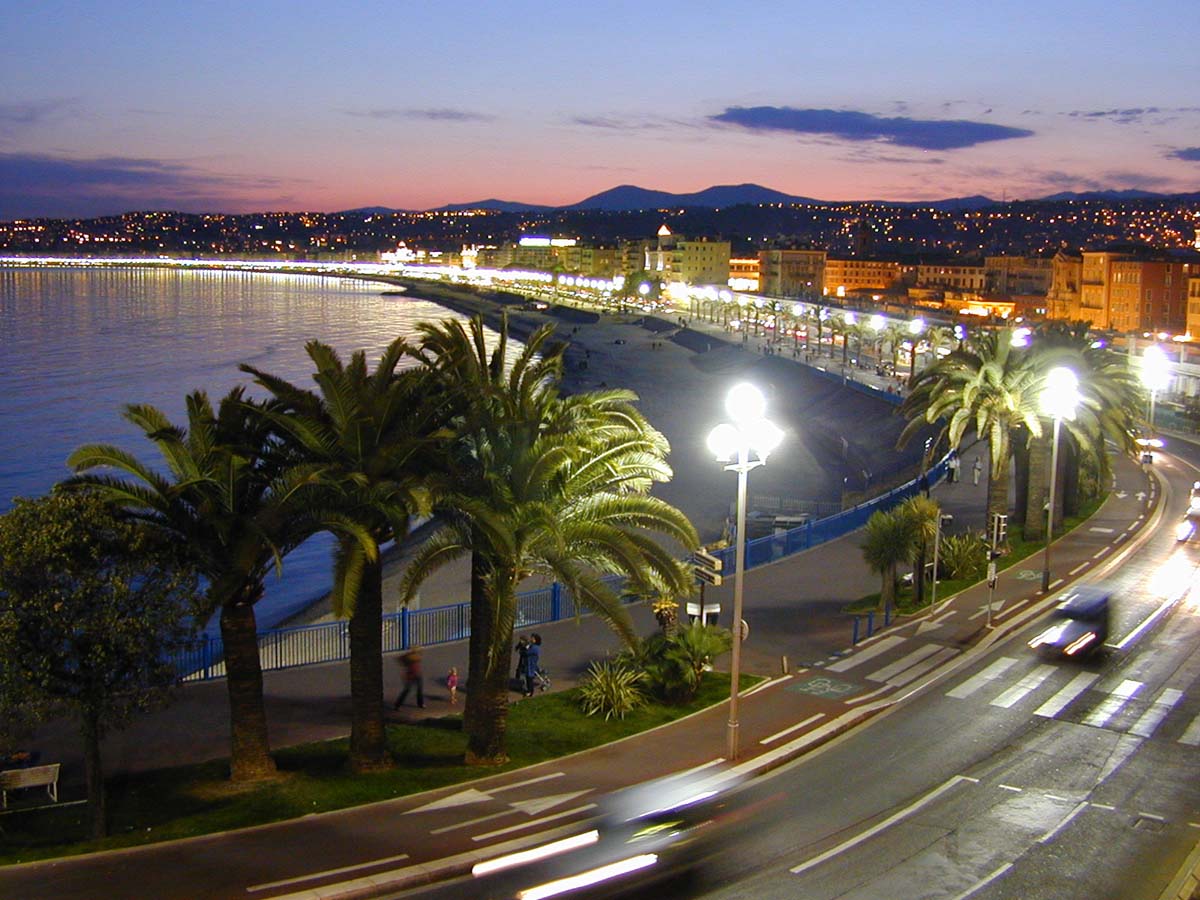 La promenade des Anglais à Nice illuminée le soir